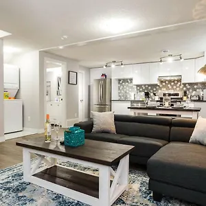 modern-executive-suite-sleeps-6-complimentary-netflix-parking.edmonton-hotels.net/